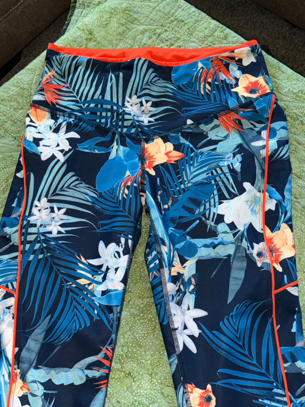 Version Tropical Anti-Odor Workout Capri leggings with pockets size LARGE